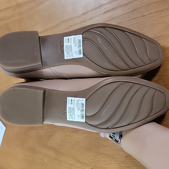 Women's Clarks Juliet Palm Praline Leather Pumps, Cream, Size 7N, New W/O Box - Picture 7 of 9